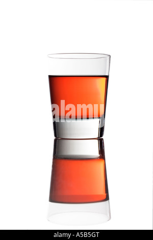 Bunten Drink auf einer reflektierenden Tischplatte. Stockfoto