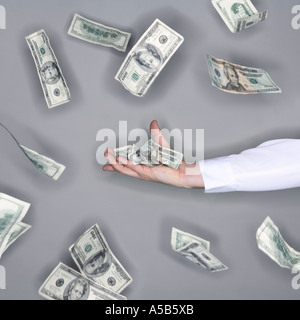 Hand ausstrecken, fangen fallenden Geld Stockfoto