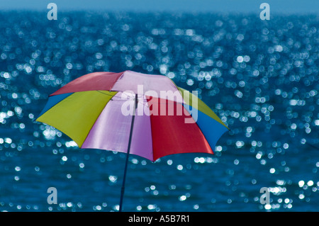 Sonnenschirm und glitzerndes Wasser, Bradenton, Florida Stockfoto