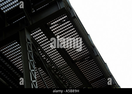 Träger und Rahmung-Struktur auf der Unterseite der Metallbrücke. Stockfoto