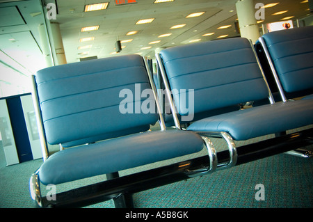 Leere Sitze in der Abflug-Lounge am Flughafen. Stockfoto