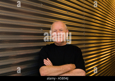 Ältere Menschen mit Armen gefaltet vor Stahl Hintergrund. Stockfoto