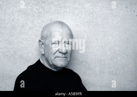 Am alten weisen Mann gegen Betonmauer. Stockfoto