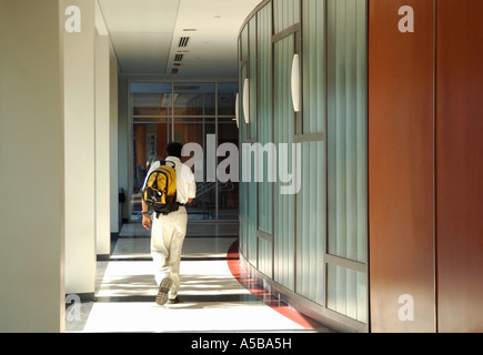 Student, Flur, Carleton University, Ottawa Kanada hinunter. Stockfoto