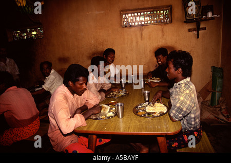Indische Männer essen typische südindische Küche mit der Hand In einem Restaurant im Bundesstaat Kerala, Südindien Stockfoto