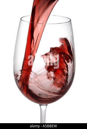Roter Wein in Strömen auf weißem Hintergrund ausschneiden Stockfoto