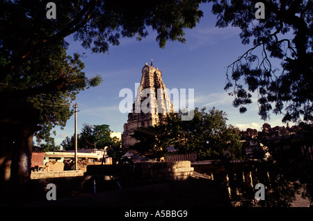 Gopuram von Sri Virupaksha Tempel im alten Dorf Hampi eingebettet in den Ruinen der mittelalterlichen Stadt Vijayanagar in Karnataka Indien Stockfoto