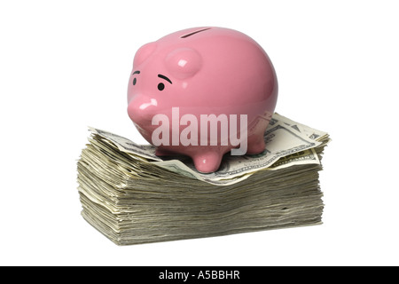 Sparschwein auf Stack of Money ausgeschnitten auf weißem Hintergrund Stockfoto