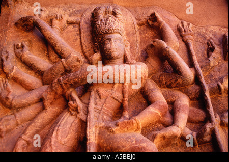 Eine Felsenschnitzerei der hinduistischen Gottheit Shiva in seiner Form als Nataraja, der Herr des Tanzes, befindet sich in den Badami-Höhlentempeln in Karnataka, Indien. Stockfoto