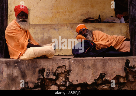 Hindu-Sadhus tragen traditionelle Kleidung in der Stadt Rameswaram In Tamil Nadu Staat Südindien Stockfoto