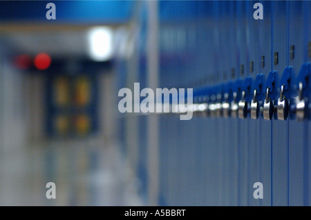 Reihe von gesperrten blaue Schule Schließfächer. Stockfoto