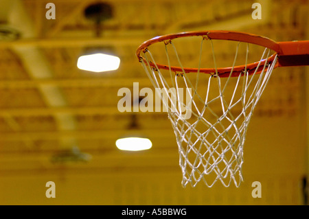 Leere Basketballkorb in gymnasium Stockfoto