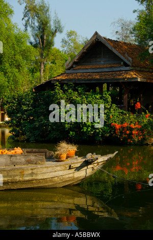 Alten Thai-Stil-Flusses Lastkahn vor einem thai-Stil-Haus in Muang Borang in Samut Prakarn Thailand Stockfoto