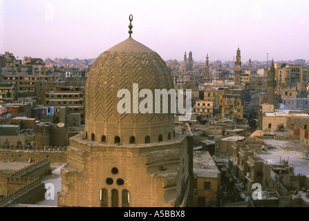 Skyline von hoch aufragenden Minaretten und bauchige Kuppeln wie gesehen von Sultan al-Mu'ayyad Moschee Alt-Kairo-Ägypten Stockfoto