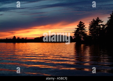 Schöne orange Sonnenuntergang über Seeblick. Stockfoto