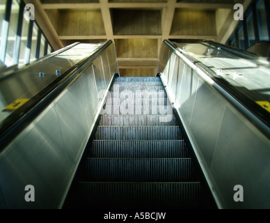 Sonnenlicht auf aufsteigende Metall Rolltreppe. Stockfoto