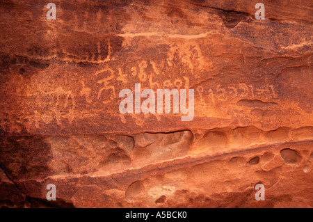 Felsgravuren (Petroglyphen) durch die NABATÄISCHE Menschen in Khazali Canyon geschnitzt. in die Wüste des Wadi Rum, Jordanien Stockfoto