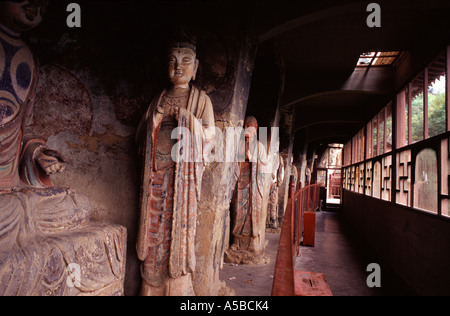 Buddhistische Tonskulpturen in den Maijishan Grottoes, auch bekannt als Mount Maiji Grottoes, südöstlich der Stadt Tianshui, Provinz Gansu China Stockfoto