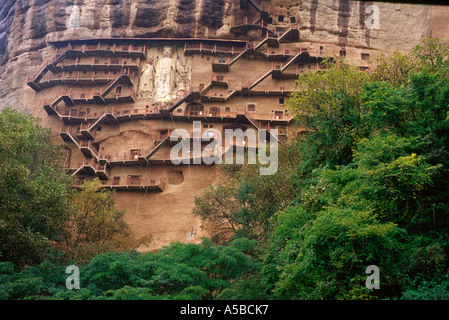 16 Meter hohe Buddha-Statue, Höhlen und Treppen in den Maiji Shan Grotten, die an der Seite des Hügels von Maijishan in Tianshui, Provinz Gansu, China, geschnitten wurden Stockfoto