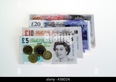 Alle britische Banknoten £5 £10 £20 £50 und UK Münzen Stockfoto