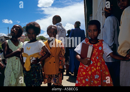 Kinder außerhalb einer Kirche in Südafrika Stockfoto