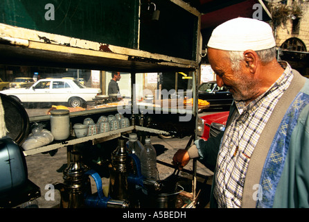 Älterer mann Kaffee bei Abschaltdruck am Straßenrand, Flüchtlingslager Shatila, Beirut, Libanon Stockfoto