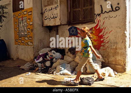 Mädchen vorbei gehen. Graffiti an der Wand, Flüchtlingslager Shatila, Beirut, Libanon Stockfoto