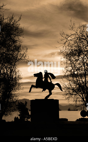 Staue Pferdesport Alexanders des großen Schuss bei Sonnenuntergang in Thessaloniki Strandpromenade, Thessaloniki, Griechenland Stockfoto