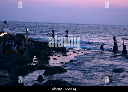Leute Angeln in der Nähe von Restaurant am Meer, La Corniche, Beirut, Libanon Stockfoto
