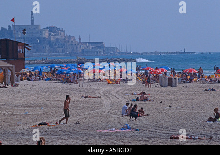 Blick auf den Strand von Tel Aviv Jaffa im Hintergrund Stockfoto