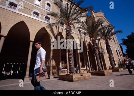 Ein Student zu Fuß auf dem Campus der American University of Beirut Stockfoto
