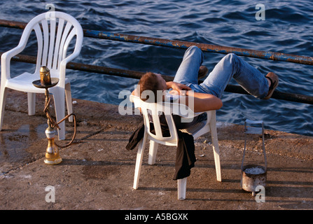 Mann mit Shisha am Meer Beirut Stockfoto