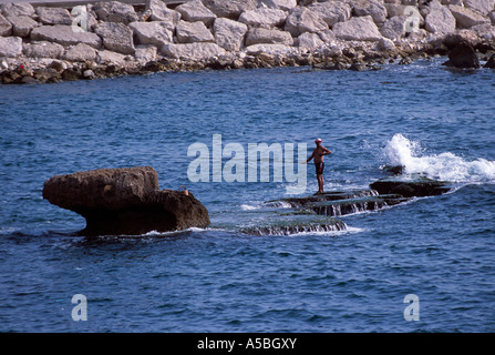 Mann angeln auf Rock, Beirut, Libanon Stockfoto