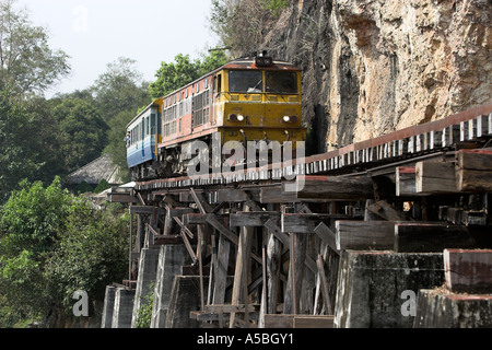 Tägliche touristische Zug auf Trestle Bridge Viadukt Thailand Burma-Bahn Stockfoto