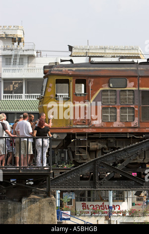 Beiseite stehen Touristen als tägliche Zug die Brücke über den River Kwai Kanchanaburi Thailand überquert Stockfoto