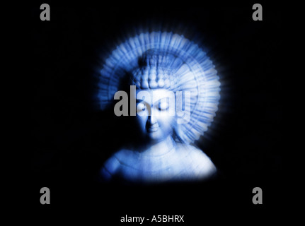 Blauer Buddha-Kopf auf schwarzem Hintergrund Stockfoto
