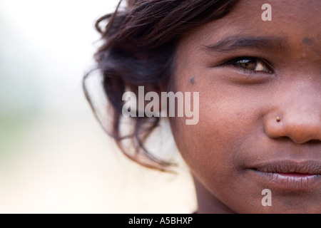 Porträt eines jungen Mädchens der indischen Straße hautnah. Andhra Pradesh, Indien Stockfoto