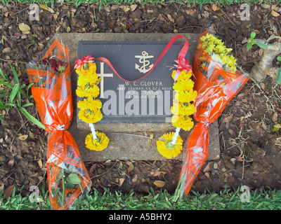 Floral Tribute auf Seemann Grabstein Don-Rak-Kanchanaburi-Soldatenfriedhof Thailand Stockfoto