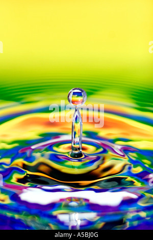 Bunten Wassertropfen und Welligkeit. Wasser auf eine Platte Spiegel reflektierte Farbe Hintergrund. Stockfoto