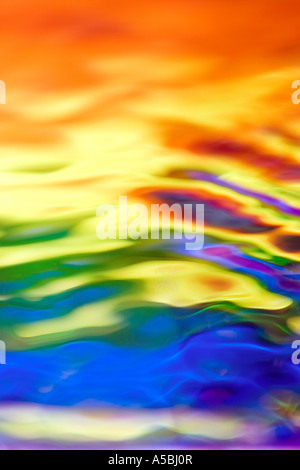 Gefärbtes Wasser Reflexionen abstrakten Hintergrund. Wasser auf eine Platte Spiegel reflektierte Farbe Hintergrund. Stockfoto