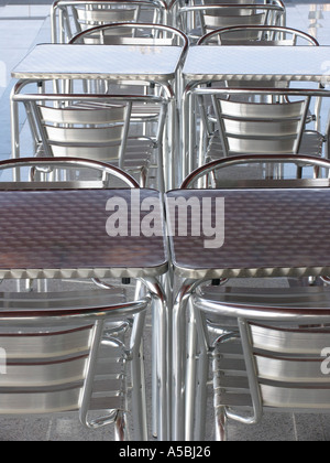 Metall-Tische und Stühle im café Stockfoto