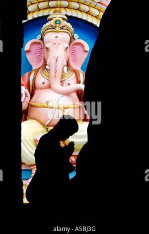 Silhouette Profil eines indischen Jungen beten zum Lord Ganesha Stockfoto