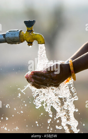 Kinder waschen ihre Hände unter fließendem Wasser. Vermeiden Sie die