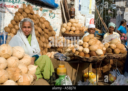 Indische Straße Händler Verkauf von Kokosnüssen vor einem Tempel-Tor. Andhra Pradesh, Indien Stockfoto