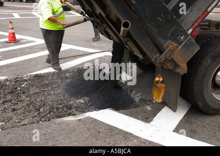 Stadt-Mitarbeiter, die Reparatur einer Straße in Boston, MA, USA Stockfoto