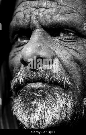 Monochrome Portrait eines alten indischen Mannes. Andhra Pradesh, Indien. Schwarz / weiß Stockfoto