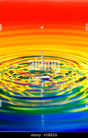 Regenbogentropfen Wasser plätschert. Wasser auf eine Platte Spiegel reflektierte Farbe Stockfoto