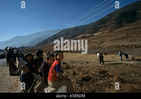 Männer bei einem Bogenschießen Wettbewerb in Bhutan Stockfoto