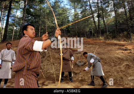 Männer bei einem Bogenschießen Wettbewerb in Bhutan Stockfoto