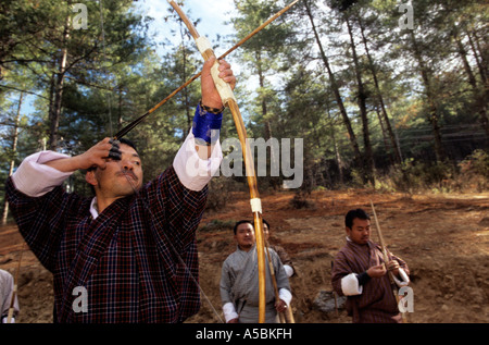 Männer bei einem Bogenschießen Wettbewerb in Bhutan Stockfoto